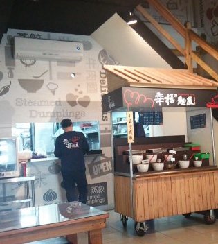 調理中のスタッフ